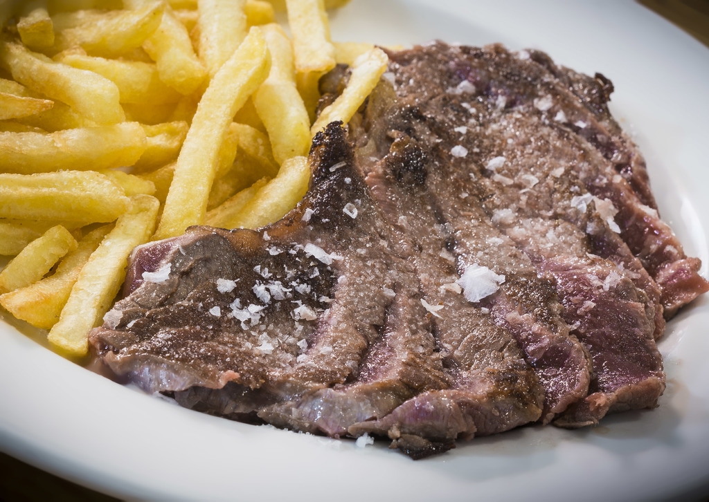 ENTRECOT DE BUEY CON SALSA ROQUEFORT Y GUARNICIÓN