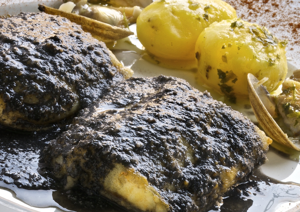 LOMITOS DE MERLUZA CON SALSA DE CHIPIRONES Y ALMEJAS