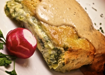 HOJALDRE RELLENO DE VERDURAS Y QUESO DE CABRA CON SALSA BOLETUS