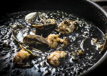 ARROZ MELOSO NEGRO CON GAMBAS Y ALMEJAS