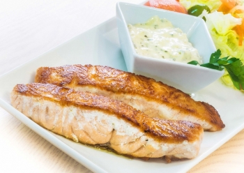 SALMÓN GRILLÉ CON SALTA TÁRTARA